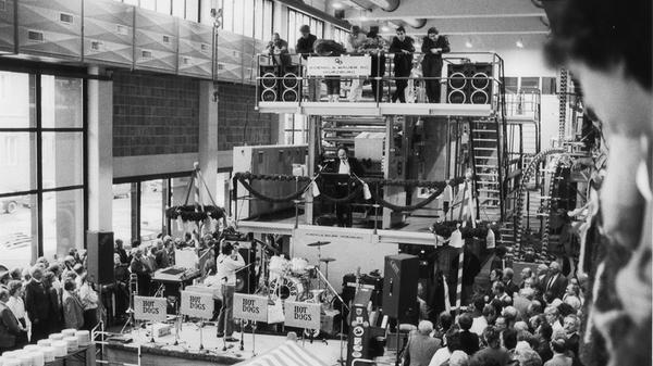 1986 wird das neue Druckhaus in der Blumenstraße eingeweiht - die damals ziemlich bekannten "Hot Dogs" spielen Dixie-Musik, nachdem Verleger Bruno Schnell seine Worte an die Belegschaft gerichtet hat.