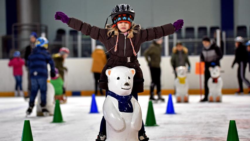 Kufen, Eisbären und Schlittenrennen beim Eisfest der Nürnberger Schulen