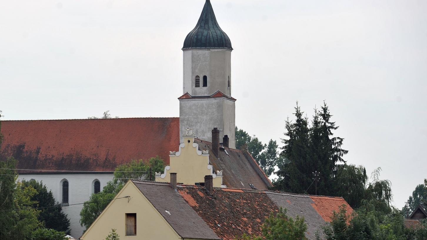 Die Gebäude von Klosterzimmern sind im Nördlinger Ries zu sehen, wo die Glaubensgemeinschaft der "Zwölf Stämme" lebte. 2013 hatte die Polizei dort und in Wörnitz etwa 40 Kinder geholt.