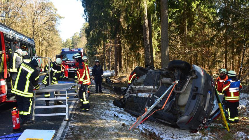 Bei Kalchreuth: Auto prallt gegen Bäume und überschlägt sich