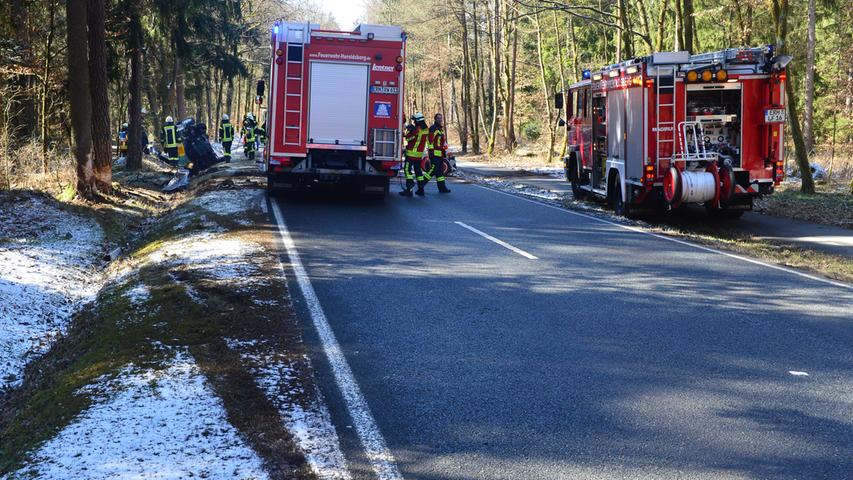 Bei Kalchreuth: Auto prallt gegen Bäume und überschlägt sich