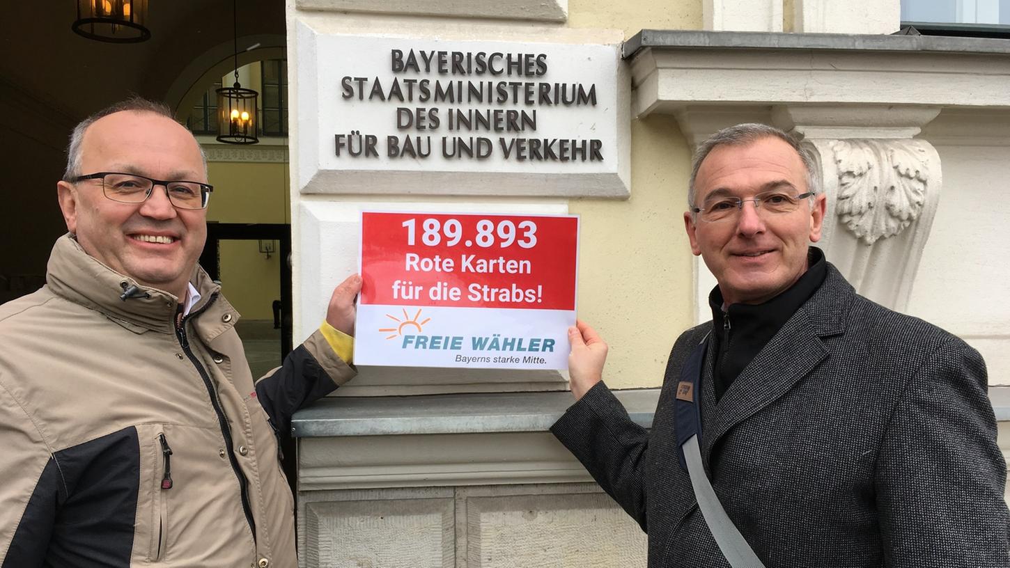 Die beiden Sprecher der Bürgerinitiative Reinhard Ebert (links) und Wolfgang Hauber vor dem Innenministerium in München.