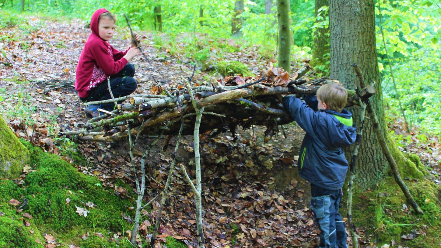 Projekt in Heiligenstadt: Florian Essel möchte, dass Kinder nicht verlernen, unter freiem Himmel zu spielen und dabei zu nutzen, was die Natur so hergibt. Projekt in Heiligenstadt: Florian Essel möchte, dass Kinder nicht verlernen, unter freiem Himmel zu spielen und dabei zu nutzen, was die Natur so hergibt.