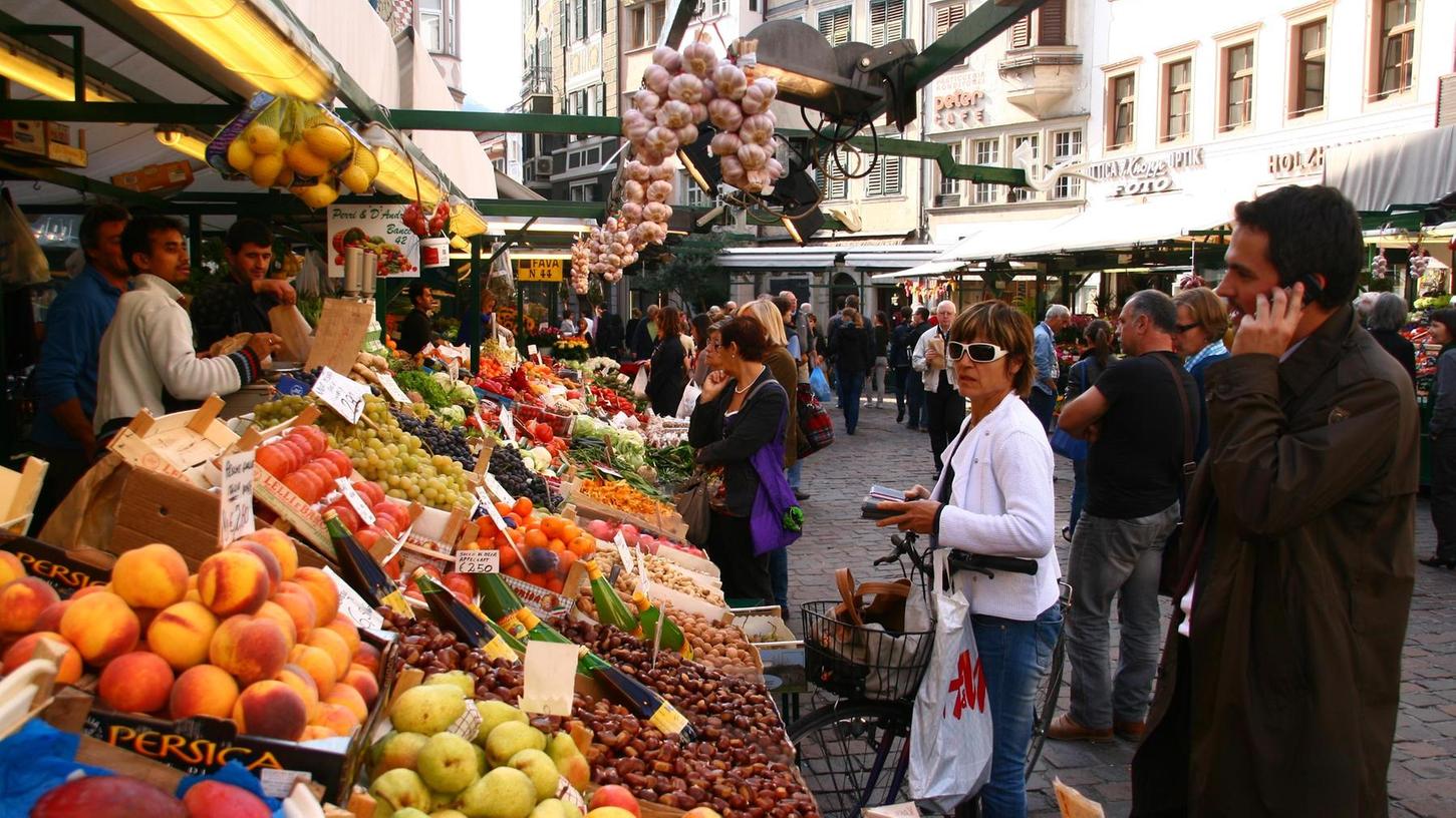 Ein Obstmarkt in der Fußgängerzone von Bozen. Im Juni soll eine offizielle Delegation der Stadt Erlangen in die Landeshauptstadt Südtirols reisen, um einen Partnerschaftsvertrag zu unterzeichnen.