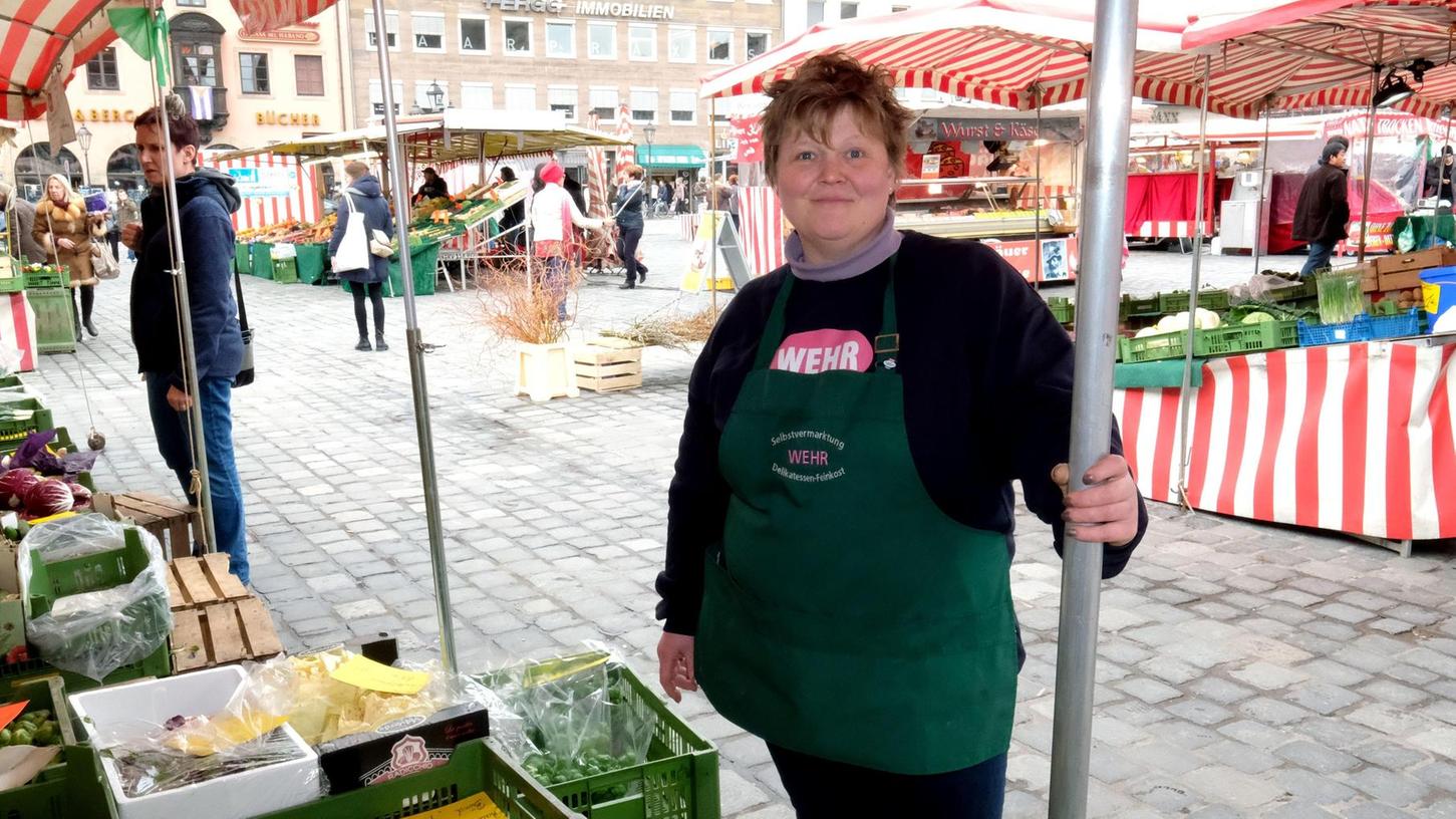 Die "Selbstvermarktung Wehr" gibt es seit 50 Jahren auf dem Hauptmarkt. Ulrike Krafft verkauft seit 30 Jahren Obst und Gemüse und hofft auf neue Kundschaft.