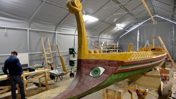Pünktlich zum 275. Geburtstag der Uni Erlangen-Nürnberg sticht die "Fridericania Alexandrina (Navis)" zur Jungfernfahrt in See. Schon bald können dann Bürger mit an Bord gehen – um zu rudern wie die Römer: Jungfernfahrt von Erlangen nach Fürth ist am 12. Mai., am 13. Mai schippert das Boot von Fürth nach Nürnberg. Im Juli geht's auf der Donau Richtung Österreich.