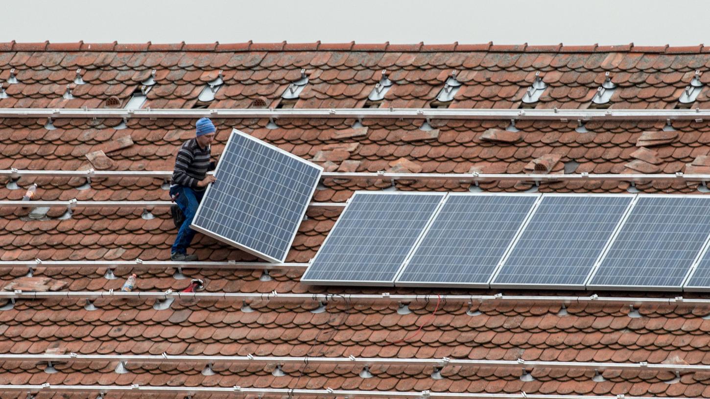 Solarmodule dieser Art führte ein Nürnberger Unternehmen von China nach Deutschland ein. Elf Geschäftsleute erwarben die Solar- und Photovoltaikanlagen - die vorgesehenen Zölle bezahlte jedoch keines der Unternehmen, was den Zoll auf den Plan rief.