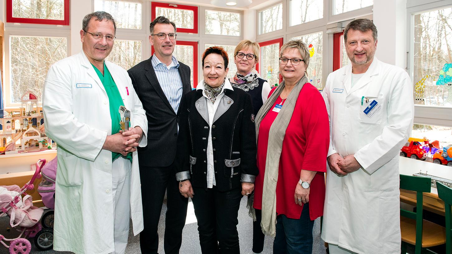 Der Verein "Kinderschicksale Mittelfranken" spendete 100.000 Euro an das Kinderklinikum am Klinikum Süd.