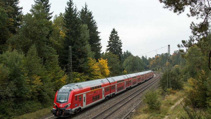 Diese besonderen Doppelstockzüge mit der Skoda-Lok 109E wurden im November 2017 in der Nähe von Möhren getestet. Sie kommen auf der Neubaustrecke Nürnberg-Ingolstadt zum Einsatz. Auch für die Bewohner Treuchtlingens gibt es bald neue Züge. Mehr dazu gibt es hier.