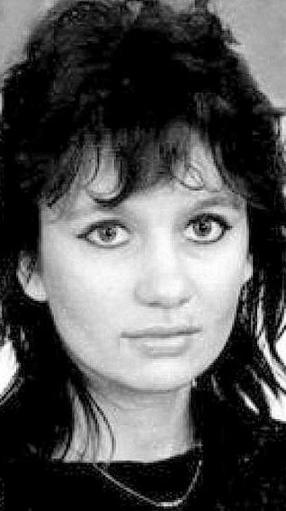 Auch "Joana" war Prostituierte. Am 11. Juli 1992 wurde die 23-Jährige in einer Wohnung in Lichtenhof erstochen. Ihr Freund saß im Nebenraum vor dem Fernseher und hörte ihre Schreie - er sah den Täter und warf sich auf ihn, wurde dadurch ebenfalls durch Messerstiche verletzt. "Joana" schaffte es noch auf die Straße, brach aber dort zusammen. Auch in diesem Fall gehen die Ermittler immer wieder neuen Hinweisen nach. Auch "Joana" war Prostituierte. Am 11. Juli 1992 wurde die 23-Jährige in einer Wohnung in Lichtenhof erstochen. Ihr Freund saß im Nebenraum vor dem Fernseher und hörte ihre Schreie - er sah den Täter und warf sich auf ihn, wurde dadurch ebenfalls durch Messerstiche verletzt. "Joana" schaffte es noch auf die Straße, brach aber dort zusammen. Auch in diesem Fall gehen die Ermittler immer wieder neuen Hinweisen nach.