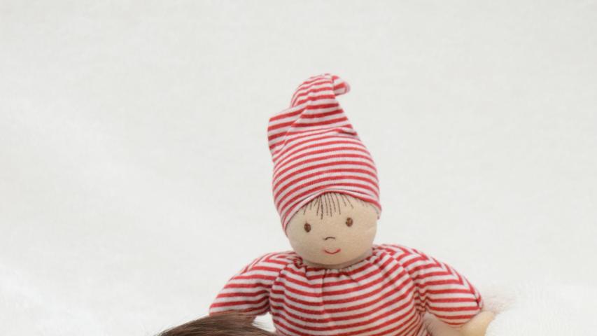 Während die kleine Lisa den Schlaf der Gerechten schläft, wacht ihre Puppe über sie. Geboren wurde Lisa am 12. März mit 2920 Gramm und 53 Zentimetern.