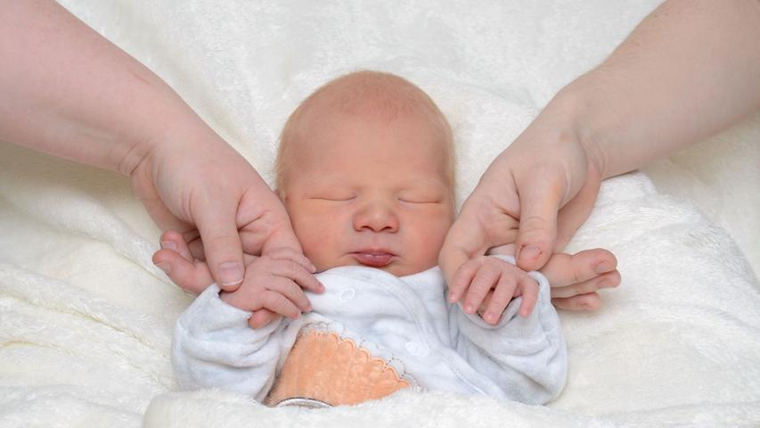 Am 17. März kam der kleine Niklas auf die Welt - er wog 3280 Gramm bei der Geburt und war süße 47 Zentimeter klein. Er übt schon mal fleißig für die Zukunft - und hält die Hände seiner Eltern ganz fest.