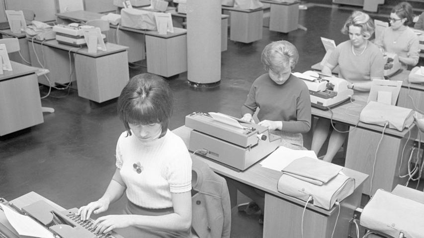 Mit hohem Tempo rasen die Finger über die Tasten der Schreibmaschinen, denn nur den Schnellsten winken die Preise.  Hier geht es zum Kalenderblatt vom 25. März 1968: Tempo war die Parole