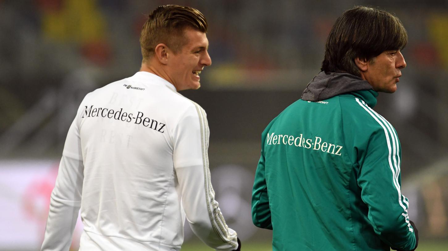 Gemeinsam aus dem Team: Toni Kroos hält Bundestrainer Joachim Löw die Treue. 