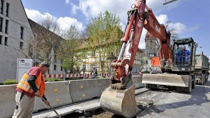 Eine von zwei Baumaßnahmen: Beim Gasthaus Krone wird die Würzburger Straße aufgerissen, um einen Regenwasserkanal und im Anschluss einen breiteren Gehsteig zu bauen. Eine von zwei Baumaßnahmen: Beim Gasthaus Krone wird die Würzburger Straße aufgerissen, um einen Regenwasserkanal und im Anschluss einen breiteren Gehsteig zu bauen.
