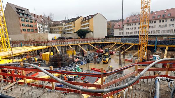 Stand der Baustelle bei der Grundsteinlegung des Projekts. Viele Promis, Politker und Journalisten waren vor Ort.