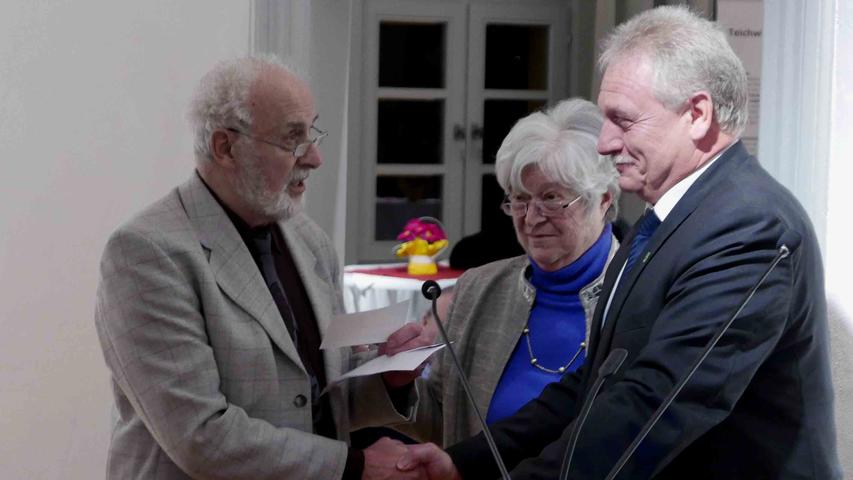Horst Hasselbacher (v. l,.) übergab der Vorsitzenden Carola Kabelitz 5000 Euro für das Museum und Bürgermeister Klaus Meier 5000 Euro für den Plärrer-Brunnen.