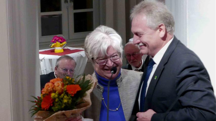 Erster Bürgermeister Klaus Meier dankt Carola Kabelitz "durch die Blume".