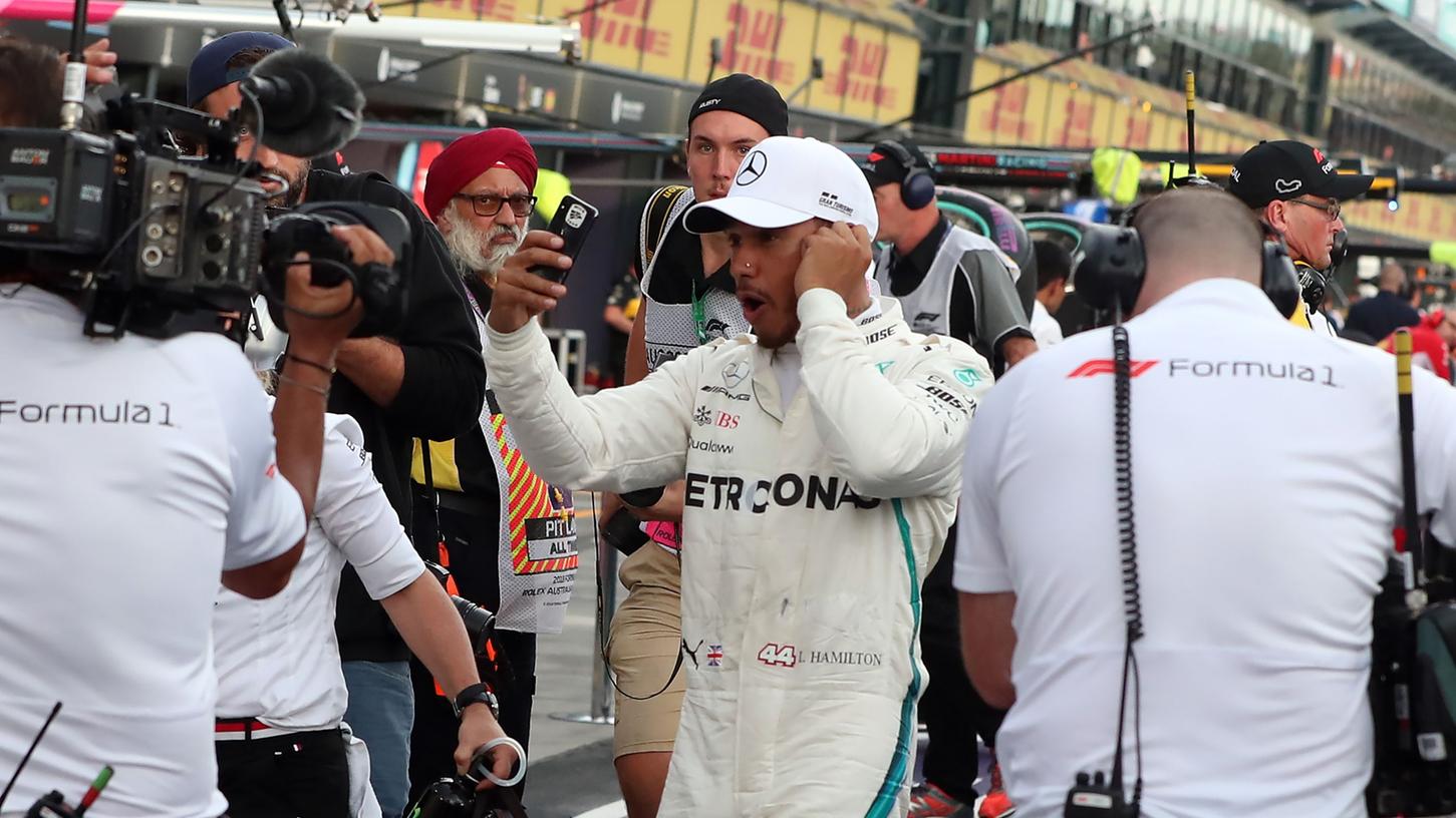 Lewis Hamilton feiert seine erste Pole Position der Saison.