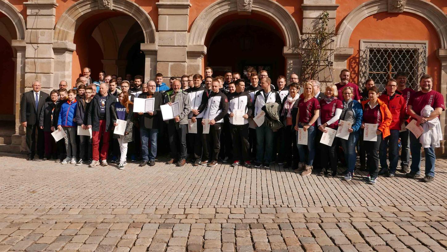 Die Kreisstadt ehrte erneut in großer Zahl erfolgreiche Sportlerinnen und Sportler in vielfältigen Sparten von Basketball bis zum Feuerwehr-Marathon. Die Kreisstadt ehrte erneut in großer Zahl erfolgreiche Sportlerinnen und Sportler in vielfältigen Sparten von Basketball bis zum Feuerwehr-Marathon.