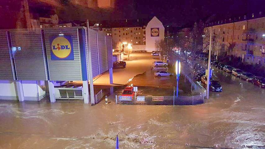 Ein kräftiger Rohrbruch hat am Samstagabend einen Teil der Nürnberger Maximilianstraße unter Wasser gesetzt und unterspült.