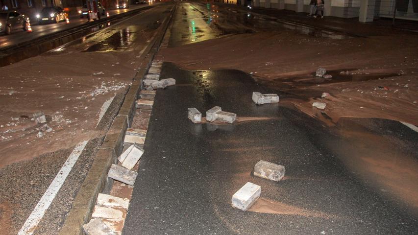 Land unter in Nürnberg: Wasserrohrbruch setzt Straße unter Wasser