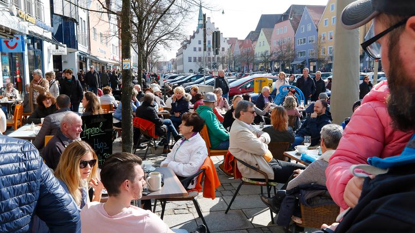 Sonne, Frühling, verkaufsoffen: Bürger stürmen Neumarkt