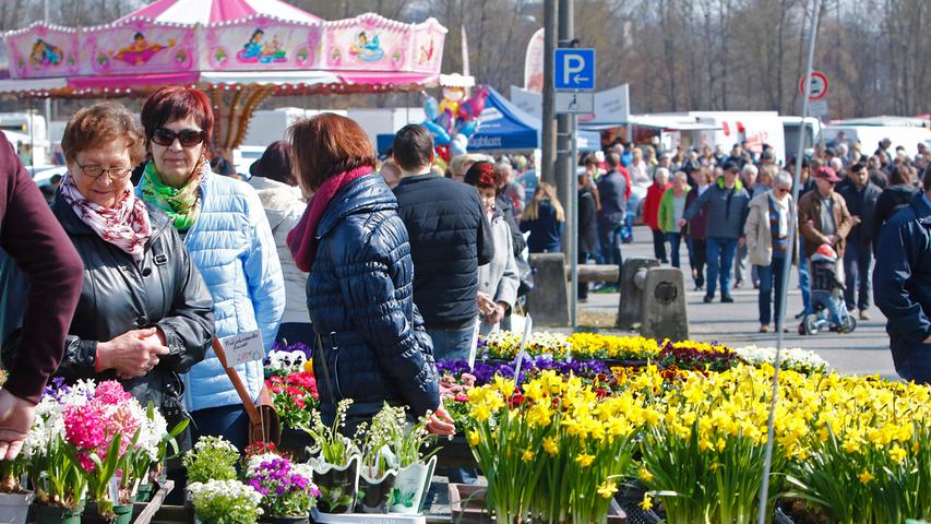 Sonne, Frühling, verkaufsoffen: Bürger stürmen Neumarkt