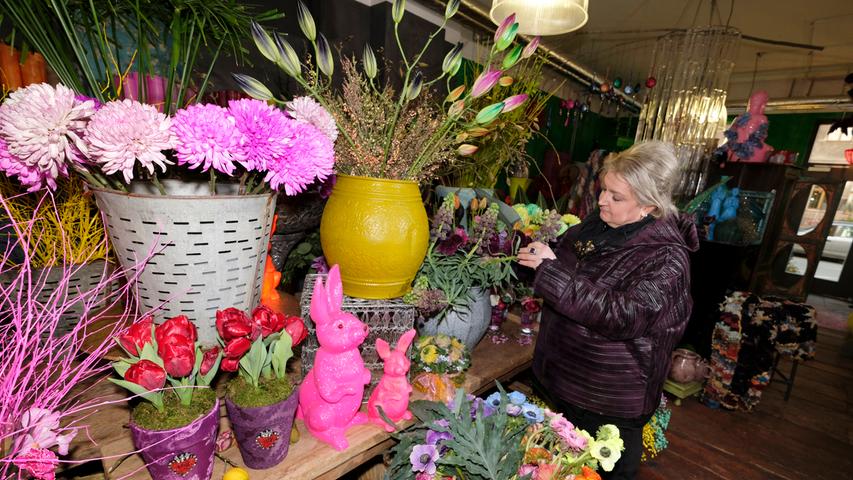 Floristin Manuela Hiller in ihrem Element: Ihr Geschäft an der Rilkestraße gleicht einer Fundgrube.