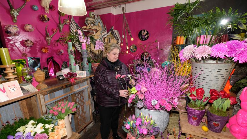 Bei Manuela Hiller gibt es nicht nur Blumen satt, sondern auch Deko in vielerlei Gestalt - und gerne in poppigen Farben.