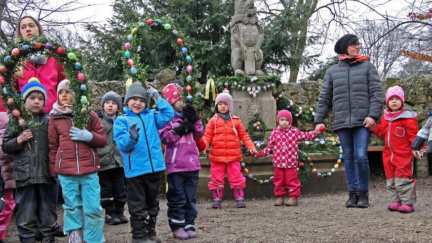 Ähnliche Konstellation gibt es beim Bärenbrunnen am Platnersberg, der jüngst von Kindergruppen und Bürgerverein Jobst-Erlenstegen feierlich geschmückt wurde.