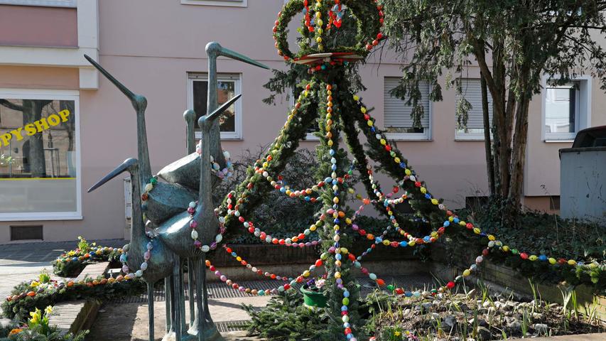 Zum zwölften Mal wurde kürzlich der Storchenbrunnen am Wöhrder Markt geschmückt, woran neben Aktiven des Vorstadtvereins auch Kindergartenkinder beteiligt waren.