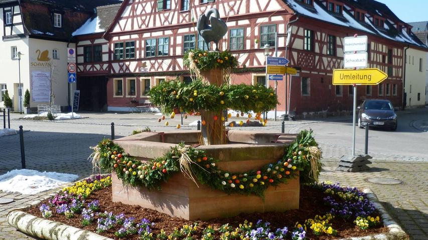 Auch in Schwanstetten ziert den Brunnen ein Kleid aus Osterschmuck.
