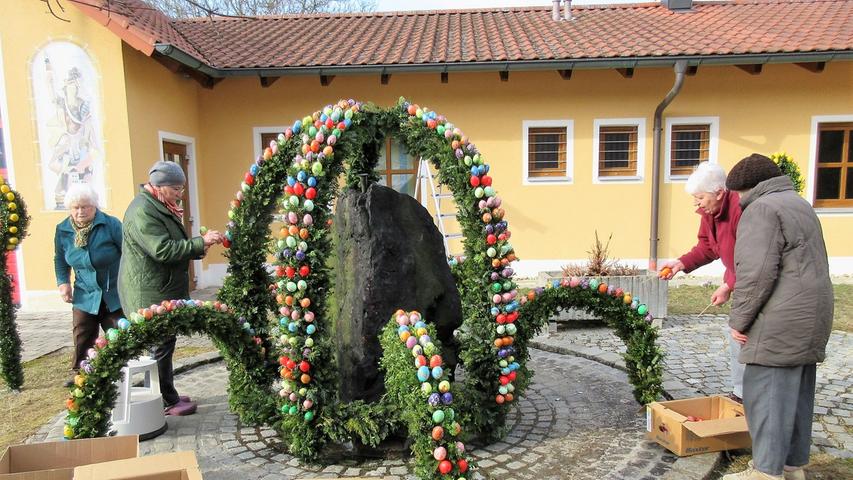 Der Frauenkreis in Welluck schmückte seinen Osterbrunnen.