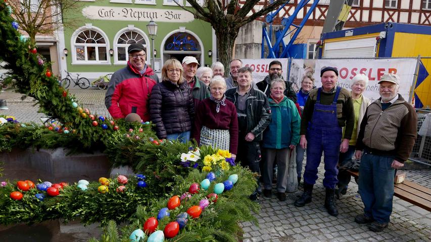 Das Team des Neustädter Gartenbauverein kann erneut stolz auf ihren Osterbrunnen sein.