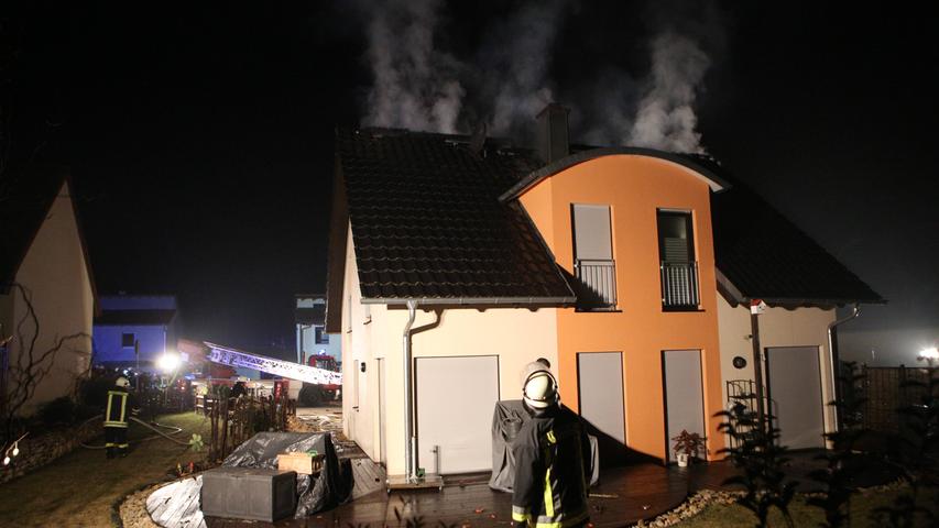Pommersfelden: Einfamilienhaus brennt zur Hälfte nieder