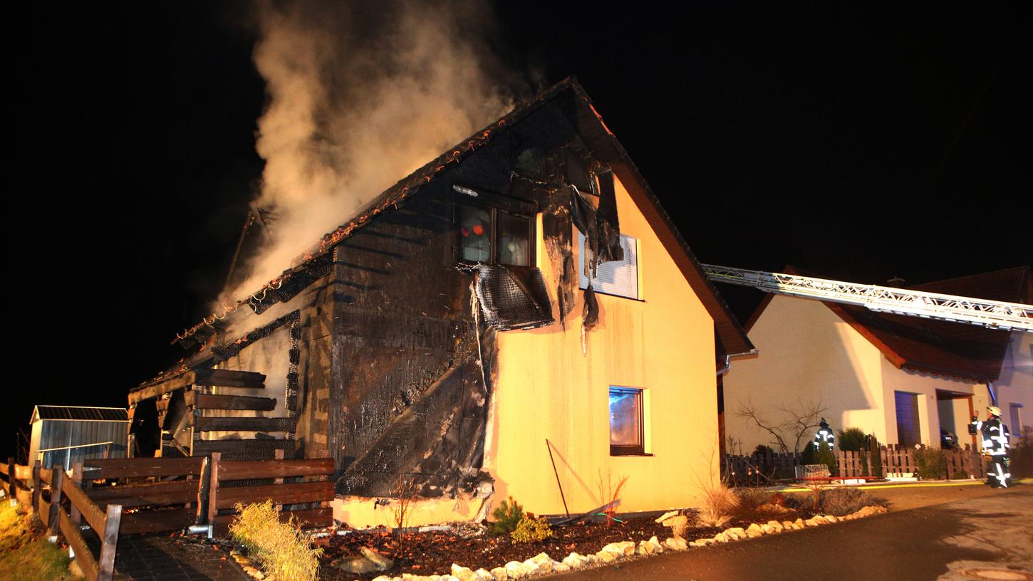 Die Feuerwehr konnte trotz schnellen Eingreifens nicht verhindern, dass das Wohnhaus vollkommen zerstört wurde. Die Feuerwehr konnte trotz schnellen Eingreifens nicht verhindern, dass das Wohnhaus vollkommen zerstört wurde.