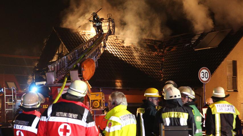 Pommersfelden: Einfamilienhaus brennt zur Hälfte nieder