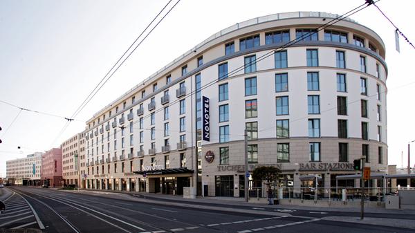 Leckere Überbleibsel aus dem Frühstücksbuffet warten auch im Novotel in der Münchener Straße auf Leckermäulchen. Für 2,90 Euro pro Paket gibt es verschiedenes Gebäck, Aufschnitt, Aufstriche, Joghurt, Obstsalate, Rührei, Würstchen und andere warme sowie kalte Speisen.