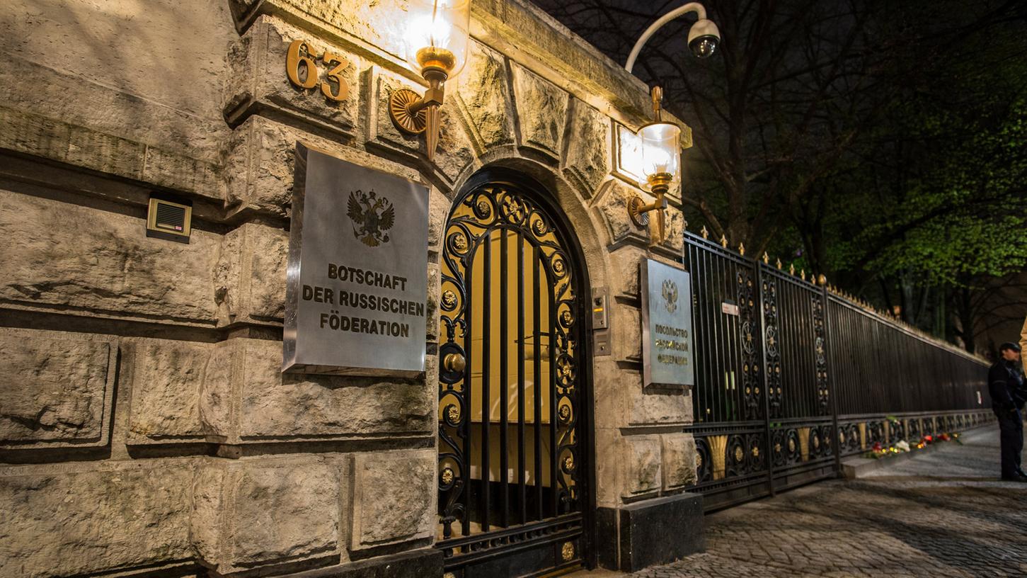 Die russische Botschaft in Berlin: Vier Diplomaten müssen Deutschland nun verlassen.