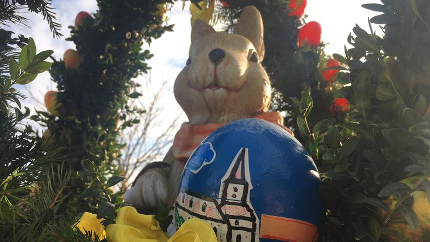 Der Hase im Osterbrunnen Oberreichenbach grinst vor Vorfreude.