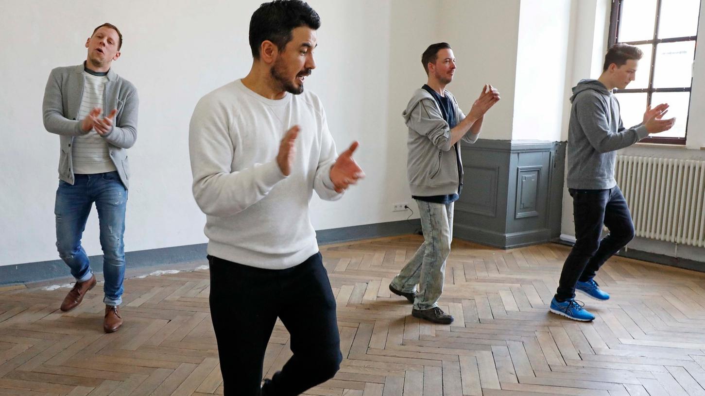 Der Schauspieler Ercan Karacay (2. v. li.) hat den Workshop betreut, bei dem auch Jürgen Freund (3. v. li.) sich Tipps geholt hat. Der Schauspieler Ercan Karacay (2. v. li.) hat den Workshop betreut, bei dem auch Jürgen Freund (3. v. li.) sich Tipps geholt hat.