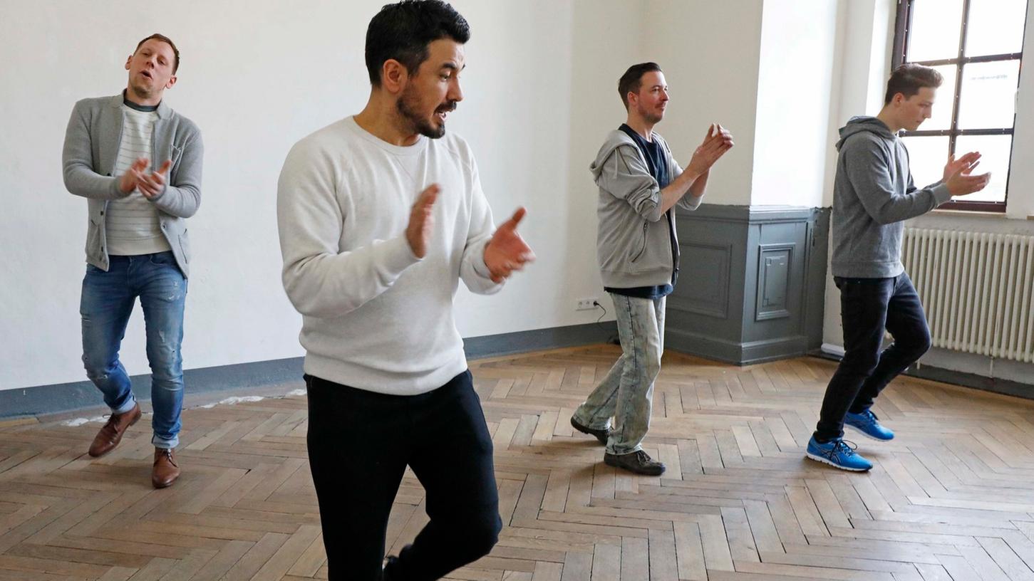 Der Schauspieler Ercan Karacay (2. v. li.) hat den Workshop betreut, bei dem auch Jürgen Freund (3. v. li.) sich Tipps geholt hat.