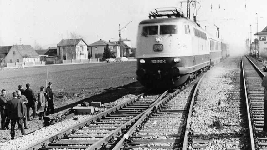 Mit 200 km/st rast der Zug auf die neue Weiche zu. Der bekannte Schlag bleibt aus. Die Weiche beeinträchtigt den Fahrkomfort der Reisenden nicht mehr. Hier geht es zum Kalenderblatt vom 28. März 1968: Eisenbahn hat's eilig