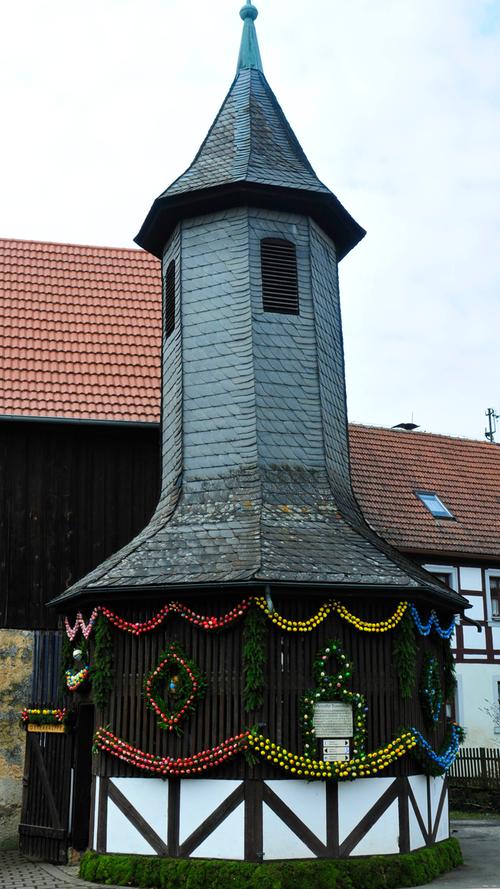 Der 40 Meter tiefe Brunnen von Birkenreuth befindet sich in einem 1836 errichteten Brunnenhaus in der Ortsmitte neben der Bushaltestelle. Er wurde 1796 gegraben, vorher musste das Wasser vom Tal geholt werden. Das gesamte Osterbrunnengebäude wird seit 1997 mit rund 3000 Eiern geschmückt.