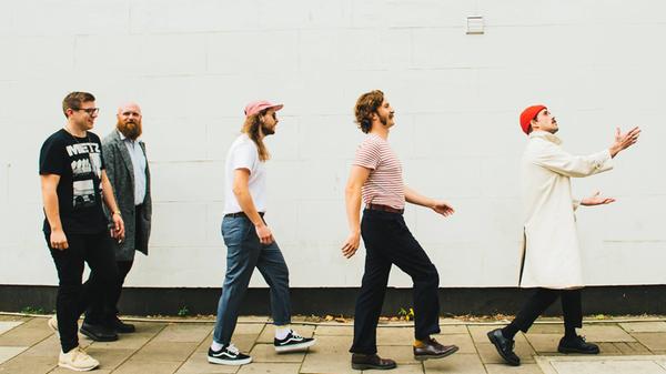 Idles wirken nicht nur äußerlich frisch, sondern sind es auch musikalisch: 2012 fand die Band zusammen, 2017 folgte das erfolgreiche Debütalbum Brutalism.