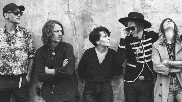 Die schwedische Postpunk und New Wave-Band INVSN um Refused-Sänger Dennis Lyxzén ist mit dem Album „The Beautiful Stories“ mit einem der aufregendsten, experimentellsten und aufrichtigsten Werke des letzten Jahres am Start.