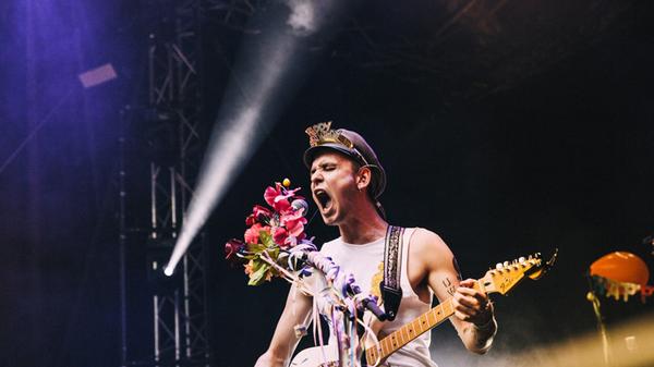Bei Drangsal findet Live eine Transformation statt, die wenig mit kühler 80s-Ästhetik zu tun hat, sondern Drangsals Brachial-Pop und energischer Postpunk in all seiner Intensität entfesselt.