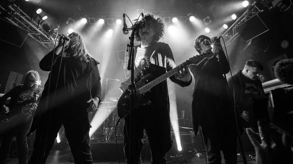 Zeal & Ardor bilden ein künstlerisches Artefakt wie kaum anderes: Eine Melange aus Black Metal, Field Recordings, Delta Blues, Jazz, Ring Shouts, Spieluhrmelodien, Hip-Hop Beats, Soul und Gospel.