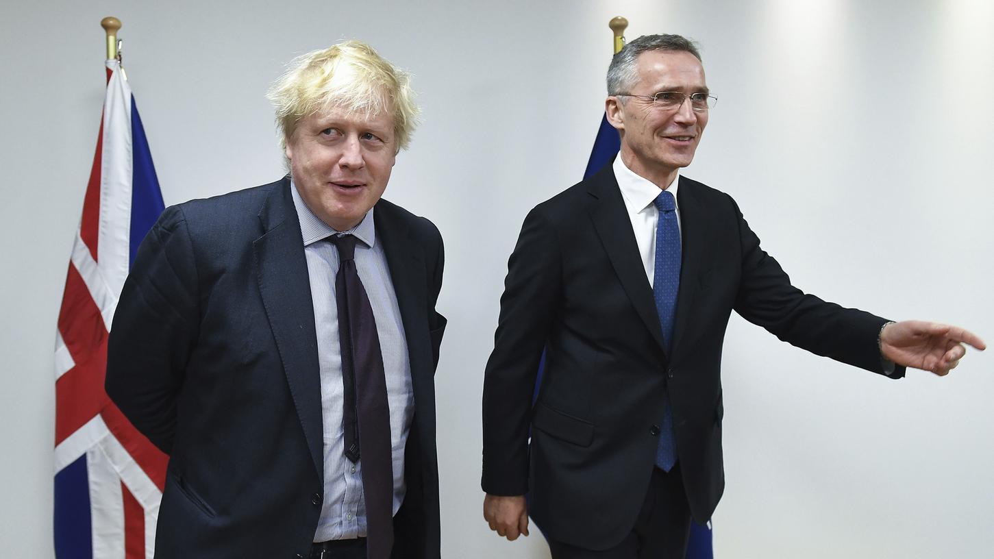 Erst wies Großbritannien mehrere russische Diplomaten aus (links im Bild Außenminister Boris Johnson), nun zieht die Nato nach (rechts Jens Stoltenberg, Generalsekretär des Bündnisses).